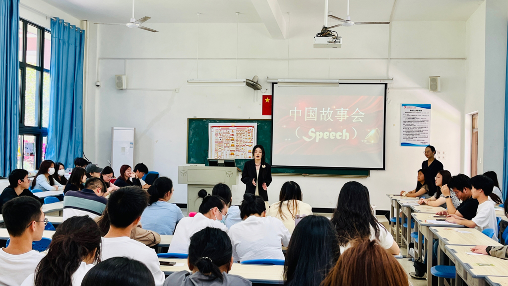 中國故事會-英語口語風(fēng)采大賽一等獎選手在進(jìn)行中國故事主題演講.jpeg